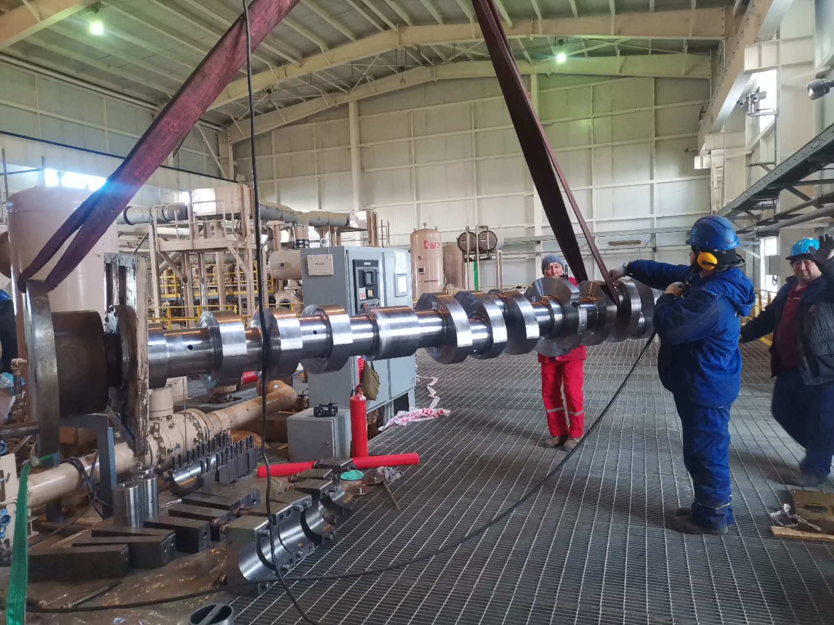 Crankshaft hoisting operation